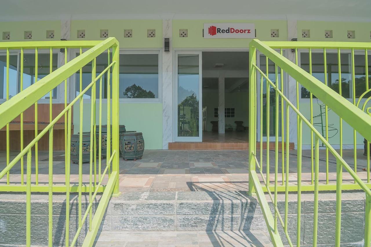 Reddoorz Syariah Near Museum Wisma Karya Subang Exterior photo
