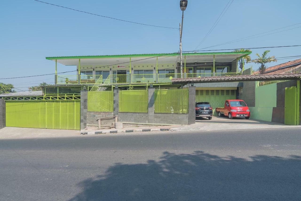 Reddoorz Syariah Near Museum Wisma Karya Subang Exterior photo